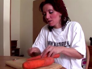 Ältere Stiefmutter fickt ihre Fotze mit Karotte und uriniert auf