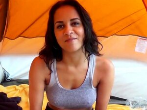 Mofos - Sexy Latina-Babe wird im Zelt gefickt