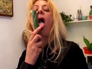 Зрела плавуша жена мокра и напаљена за