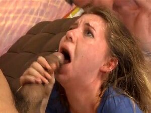 Blonde Schlampe auf den Knien nimmt zwei Schwänze tief in ihren Hals.