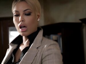 Perverser Kerl fickt zwei tolle Babes Bridgette B und die zierliche