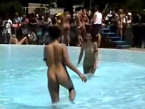 Dünne Schlampen, alle nackt am Pool,