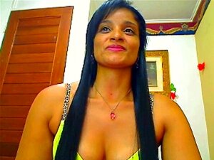 Latina Mature benutzt ein Spielzeug in ihrer Muschi und ihren großen