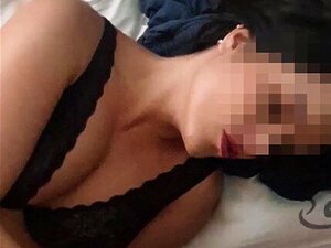 Sie masturbiert und bekommt einen Orgasmus mit Schwanz im Mund und