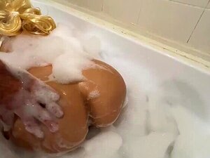 Der Stiefsohn ging zur Badewanne seiner Mutter und half beim Waschen.