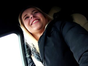 Erlebe eine verführerische blonde Schönheit, wie sie ihre tiefsten