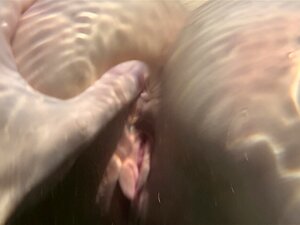 Ich habe meine nackte Freundin unter Wasser im Meer gefilmt