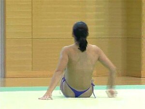 Lavinia - Oben ohne Gymnastik