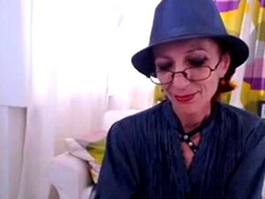 Dünne Oma zeigt ihre Muschi bei der Webcam