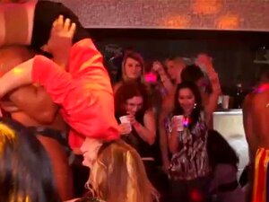 Geklede schat zuigt zwarte lul