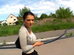 Unbescheidene Spalte spielt mit Blowjob
