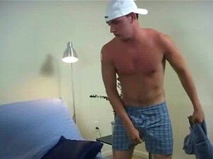 Hetero-Typ lutscht an einem Schwanz für etwas Geld