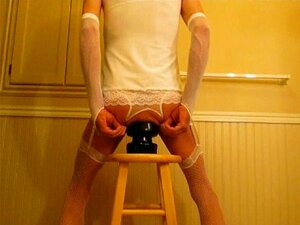 Riesiger Anus und Arsch dehnen sich mit Spielzeugen in schrittlosen