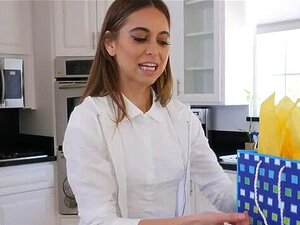 TINY4k Stieftochter Riley Reid benutzt das Stiefvater-Tagesgeschenk