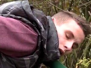 Ihn festhaltend Schwulenporno Zwei heiße Amateur-Typen ficken in der