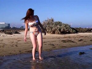 Girls Out West - Australisches Mädchen fingert ihre behaarte Muschi