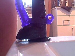 Reife Hausfrau reitet auf einem großen schwarzen Dildo und filmt ihn
