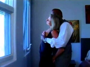 La seducente matrigna bionda MILF sa come tenere il suo ragazzo