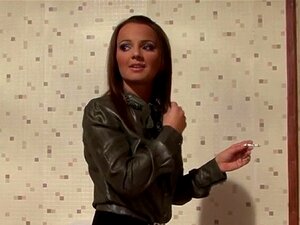 Babes große Titten werden ganz schleimig. Verführerische Babe spielt