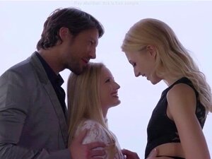 Blonde mit großen Titten wird im Doggystyle genommen. Atemberaubende