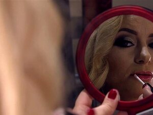 L'infermiera in latex domina un uomo sottomesso. La bionda infermiera
