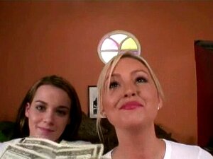 College-Mädchen lutschen einen großen Schwanz für Geld