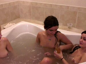 Coole Stiefschwestern-Party im Whirlpool