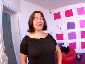 Heiße reife Frau fickt mit einem jungen Mädchen! Heiße reife Frauen