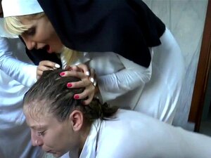 Dominierte Lesben-Nonne spielt mit ihren Toys. Dominierte Lesben-Nonne