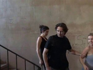 Wilde Outdoor-Demütigung. Geknebelte und gefesselte Schönheit