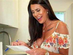 An Anaal fleshlight is delivered naar de shocked mom Abby Somers! Ze