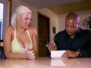 Ein schwarzes Paar verführt eine schöne Babysitterin mit Jenna I.