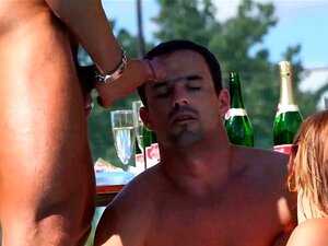 Bi sletjes buiten spuiten sperma op tieten. Bi sletjes outdoor spuiten