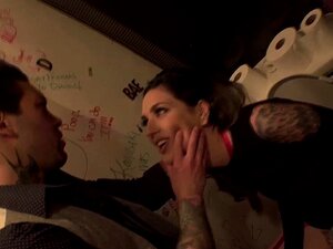 La troia arrapata Rocky ama farsi scopare al bar