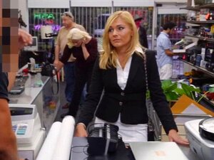 Une MILF blonde chaude met un pion dans sa chatte et se fait baiser