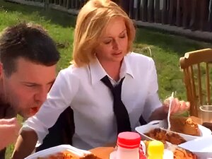 Erlebe das wilde Vergnügen auf einer Outdoor-Party, wo heiße Babes