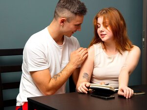 Uplovite u opčinjavajući svet vatrene Rebeca Fox i prepustite se