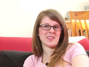 Schüchterne Jada zieht sich in der Natur aus und masturbiert