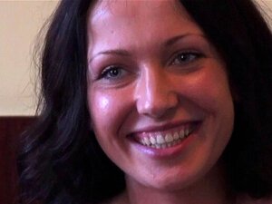 Anziehende brünette Tussi beim extremen Sex. Verrückter Typ