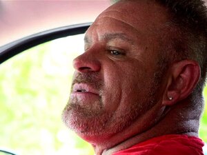 Raylin Ann und Joseline Kelly hüpfen oben drauf. Als beide Stiefvater