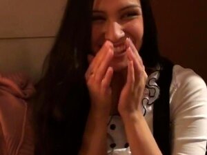 Attraktiv brunett suger för pengar