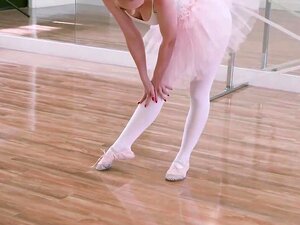 Die bezaubernde Ballerina liebt es, lockeren Sex im Studio zu haben,