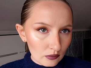 Riesenmama möchte, dass ihr Mikro-Stiefsohn ihre Füße leckt und