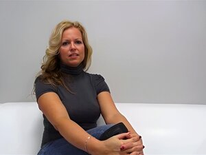 Die tschechische Blondine Renata ging zu einem Porno-Episode-Casting