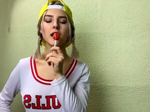 Blonde deutsche Süße mit großen Titten und Zöpfen blies ihrem