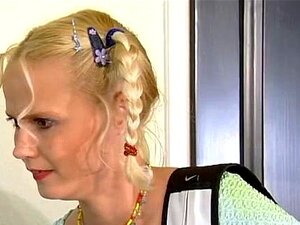 Blondine nimmt Opas' Anal-Gangbang