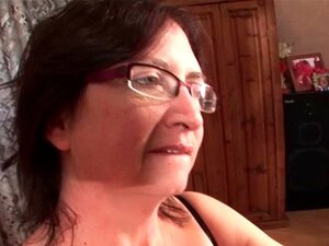 Reife Brille nimmt harten Schwanz für einen Blowjob