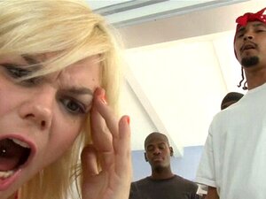 Sletterige blonde hoer Alice Frost houdt ervan haar strakke kontgat en