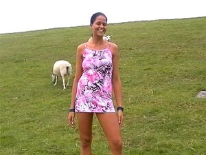 Mädchen zeigt sich auf der Wiese