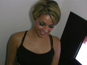 Dünne Blondine lutscht GloryHole-Schwanz!